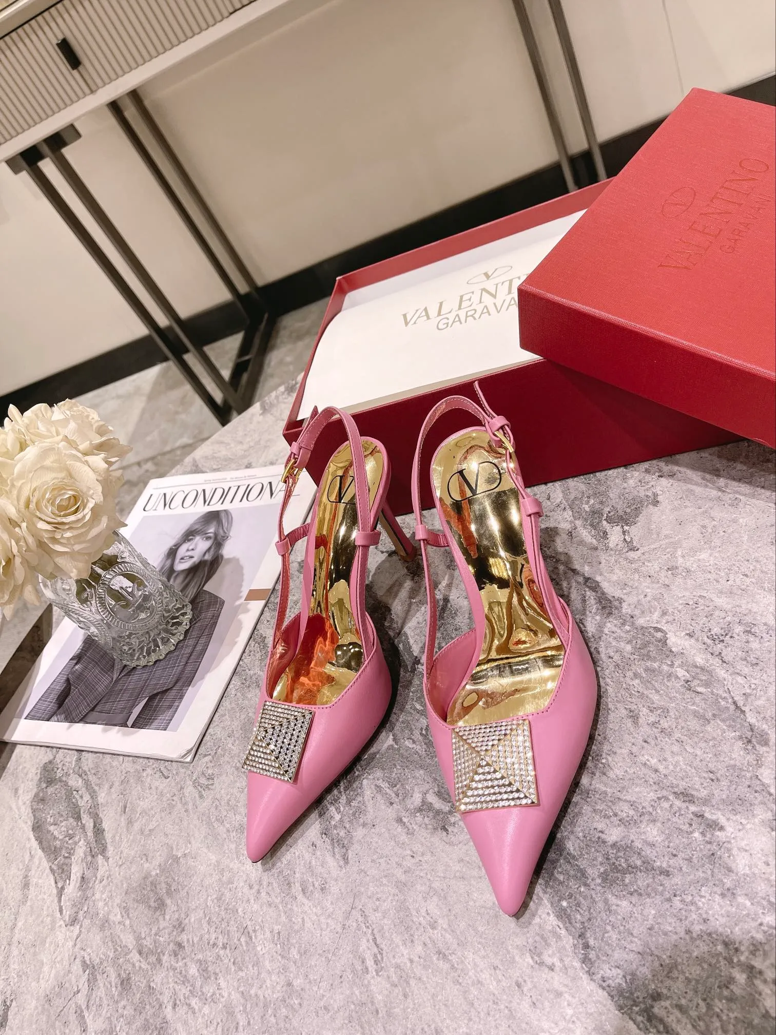 👟👟Ex-factory price 400👟👟 Genuine leather sole +40 Top version 𝑉𝐴𝐿𝐸𝑁𝑇𝐼𝑁𝑂 Valentino new autumn and winter women's back hollow sandals. The unique [pyramid] large rivet hardware [hand-made diamonds] brings out a full sense of high-end, and the new season will live up to expectations! Worth buying ★Imported sheepskin is absolutely high-grade ❥Original method, absolutely sensual ❥Elegant style, creating a different feeling, simple and elegant style!  Code number: 35-41 (34-42 customized) Fabric: Imported sheepskin Lining: Lined sheepskin Heel height: 8cm Leather outsole Rubber outsole